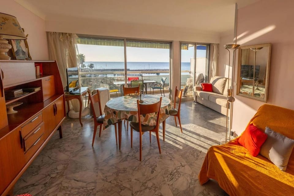 112N - Grand studio et plages face mer avec terrasse Apartment in Roquebrune-Cap-Martin