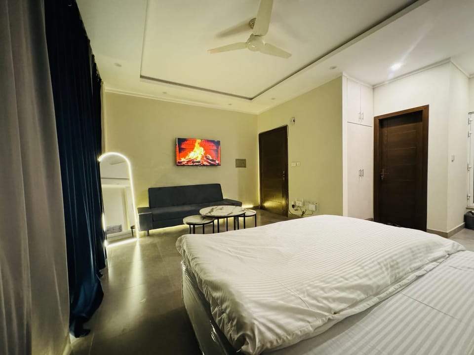 Bed, TV and multimedia, Photo of the whole room, Seating area, Bedroom