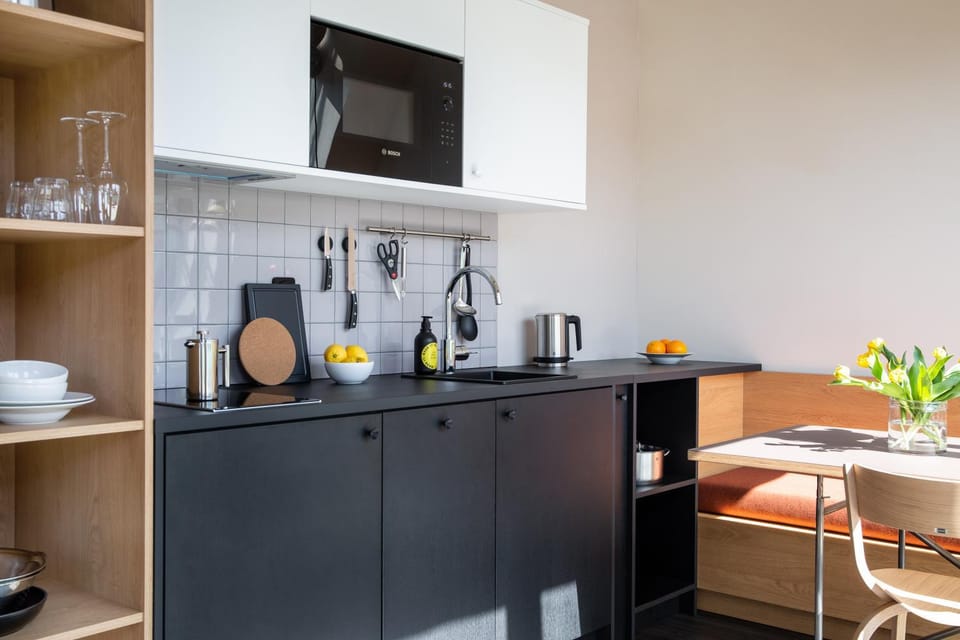 Coffee/tea facilities, Kitchen or kitchenette, Seating area, Dining area, stove, kitchen
