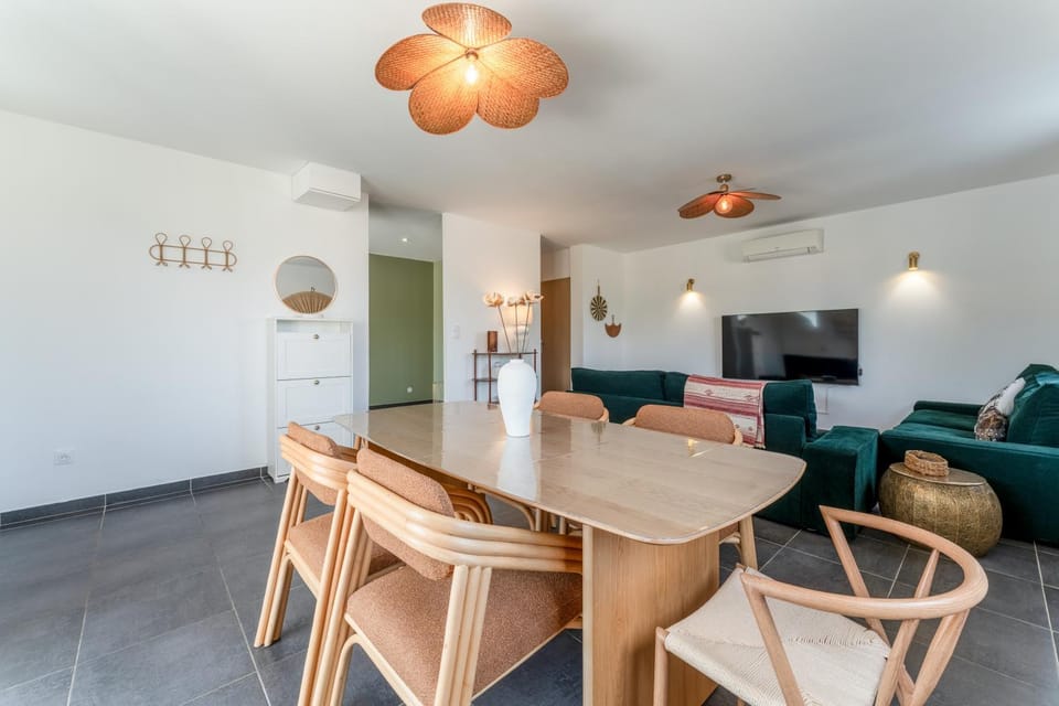 Dining area, Meals
