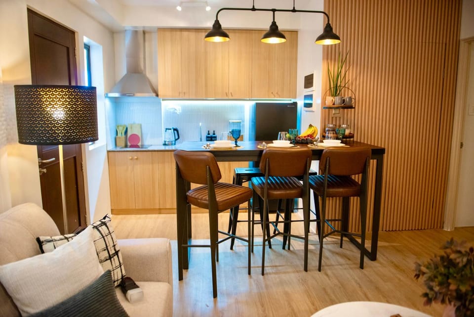 Kitchen or kitchenette, Dining area, minibar, stove