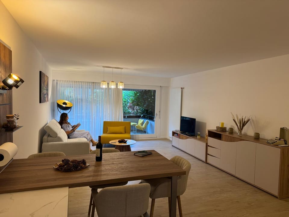 TV and multimedia, Living room, Seating area, Dining area
