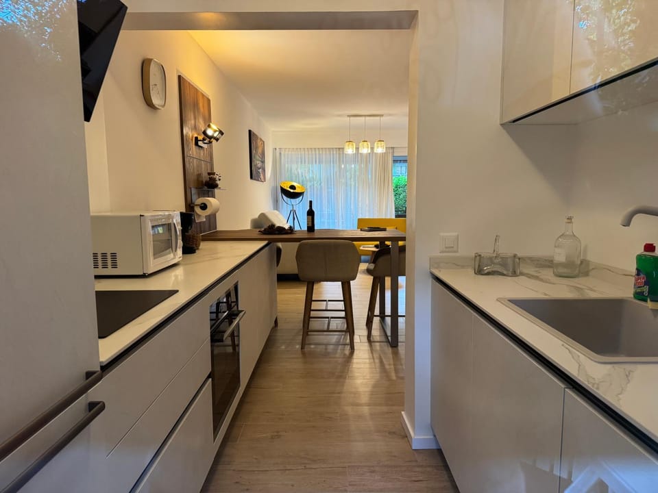 Kitchen or kitchenette, Dining area, dishwasher, oven, stove