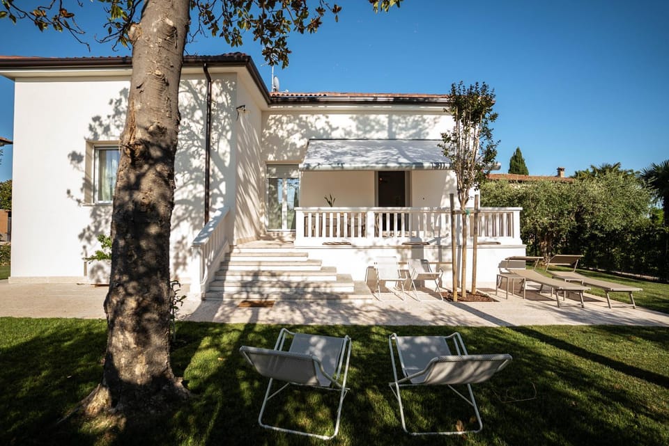 Property building, Patio, Garden, Balcony/Terrace, Garden view