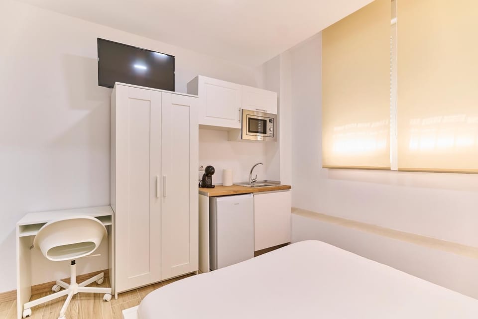 TV and multimedia, Coffee/tea facilities, Photo of the whole room, microwave
