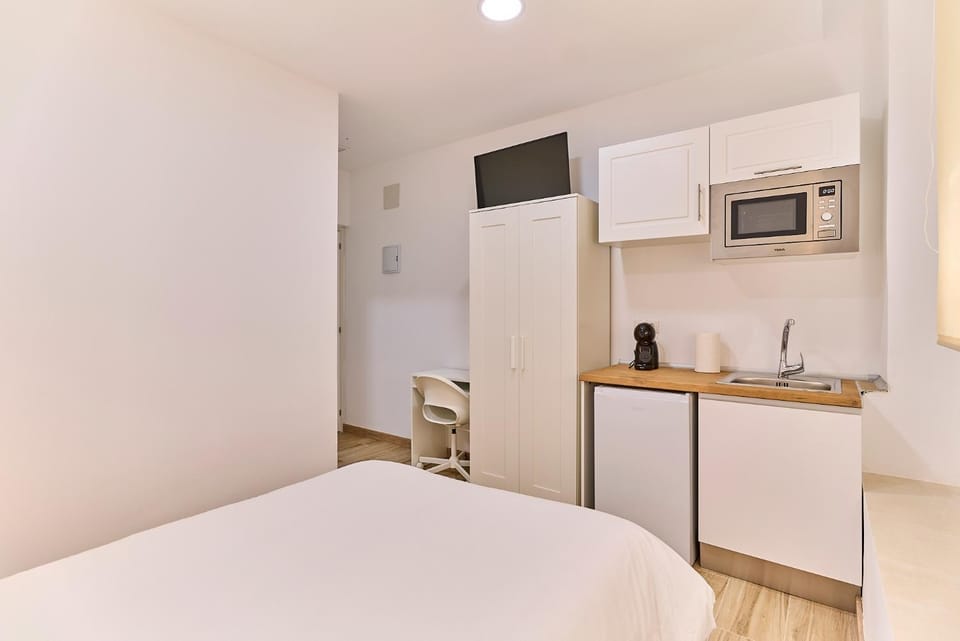 TV and multimedia, Coffee/tea facilities, Photo of the whole room, microwave, wardrobe