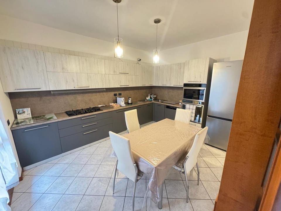 Kitchen or kitchenette, dishwasher, microwave