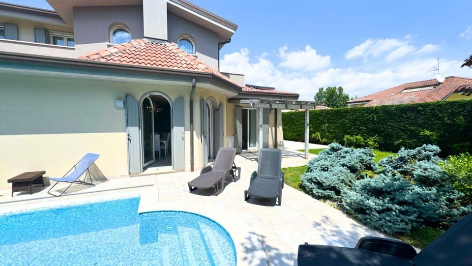 Villa singola con piscina Quinta Est Villa in Isola Albarella