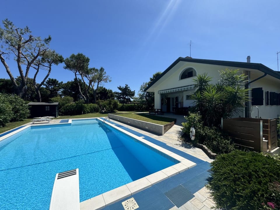 Villa con piscina vicina al mare Villa in Isola Albarella
