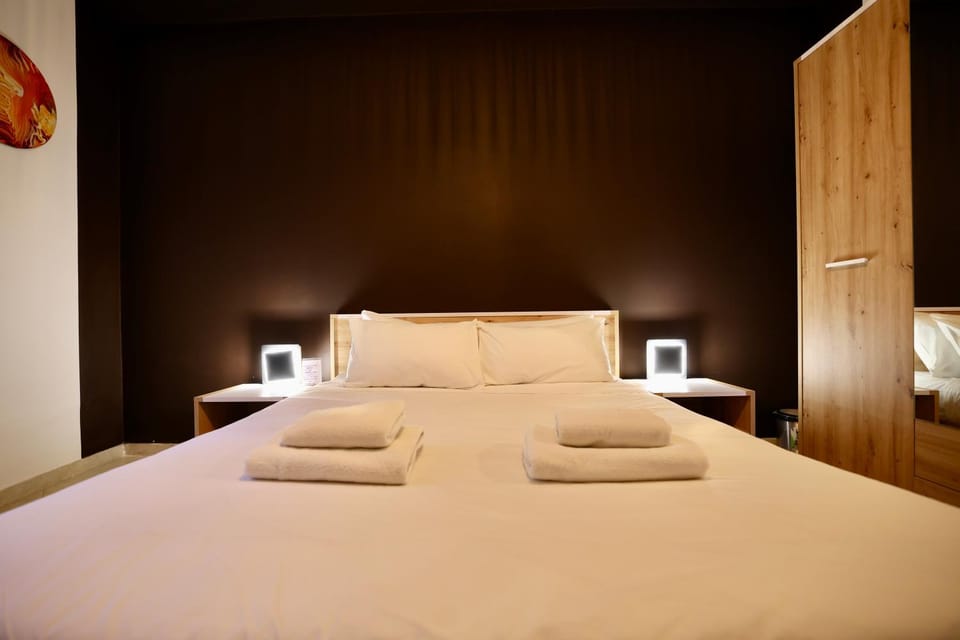 Bed, Photo of the whole room, Bedroom, towels