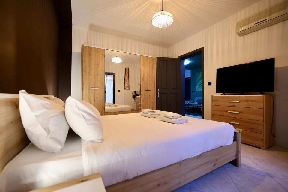 Bed, Photo of the whole room, Bedroom, towels, wardrobe, air conditioner