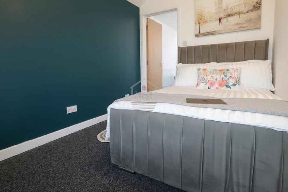 Coach House by Heath Hospital with Parking - Sleeps 4 Apartment in Cardiff