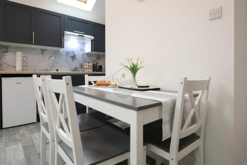 Coach House by Heath Hospital with Parking - Sleeps 4 Apartment in Cardiff