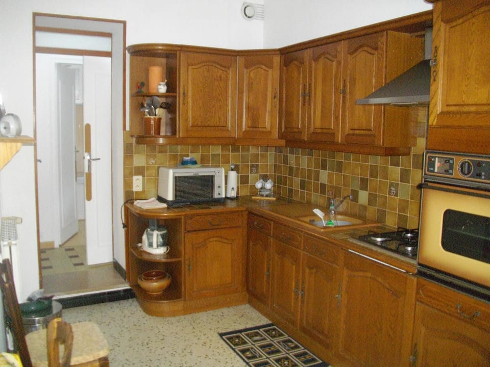Coffee/tea facilities, Kitchen or kitchenette, dishwasher, oven, stove, toaster