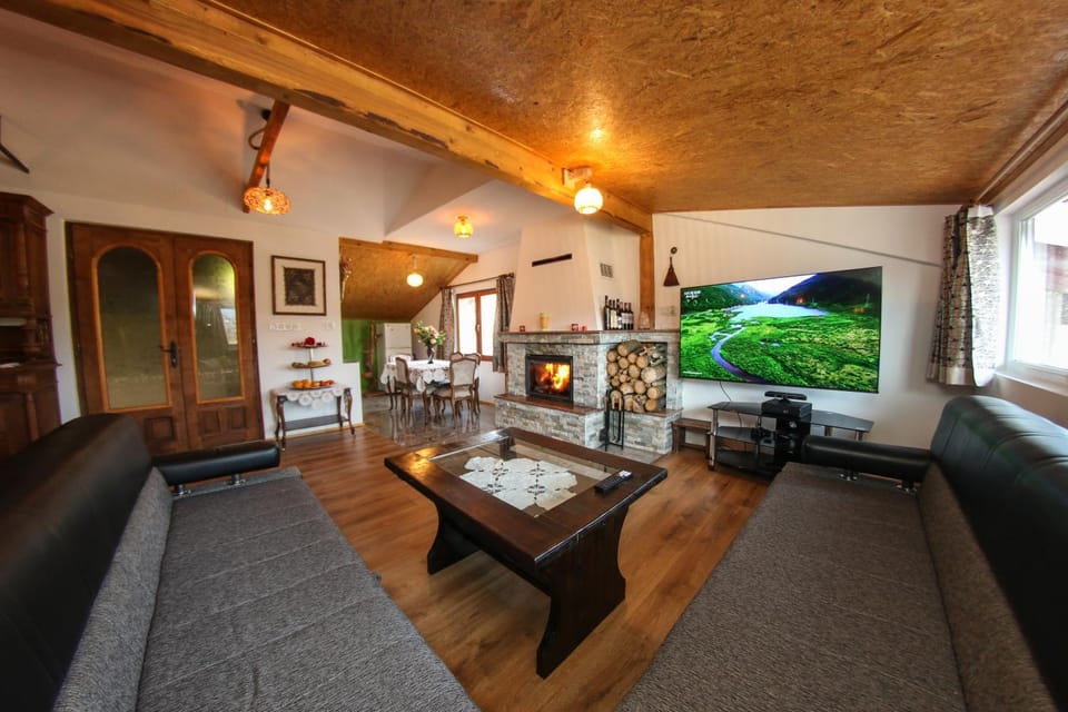 TV and multimedia, Living room, Seating area, Dining area