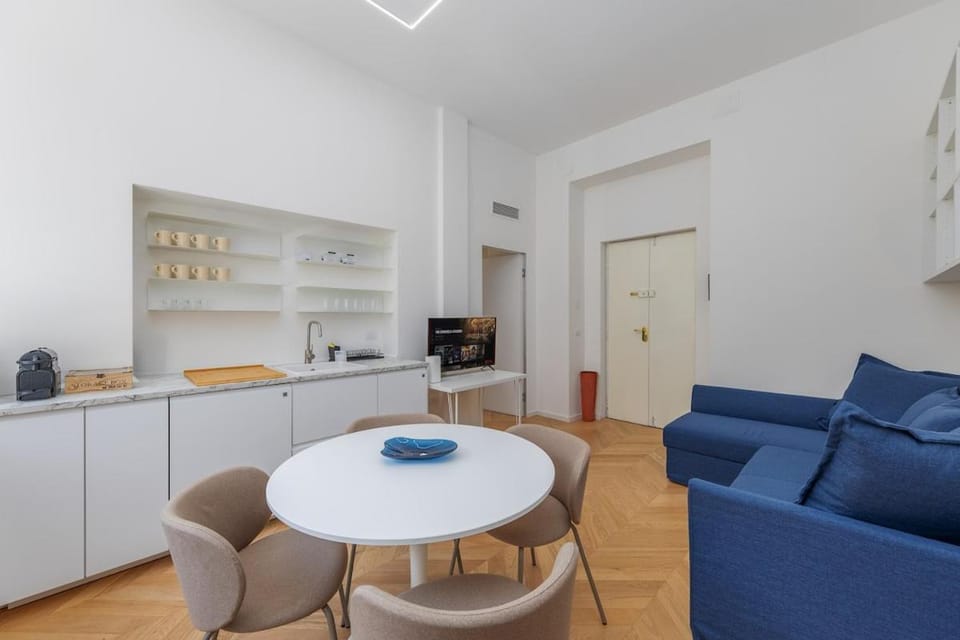 5 min to Metro, 8-15 min to Central Station and Duomo, Air Conditioning Apartment in Milan
