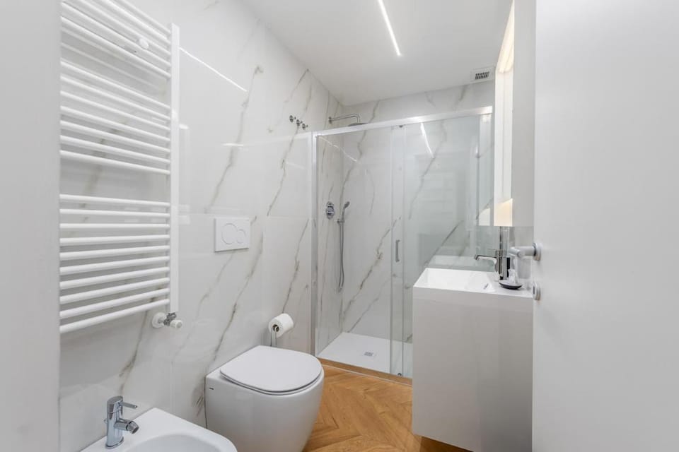 5 min to Metro, 8-15 min to Central Station and Duomo, Air Conditioning Apartment in Milan