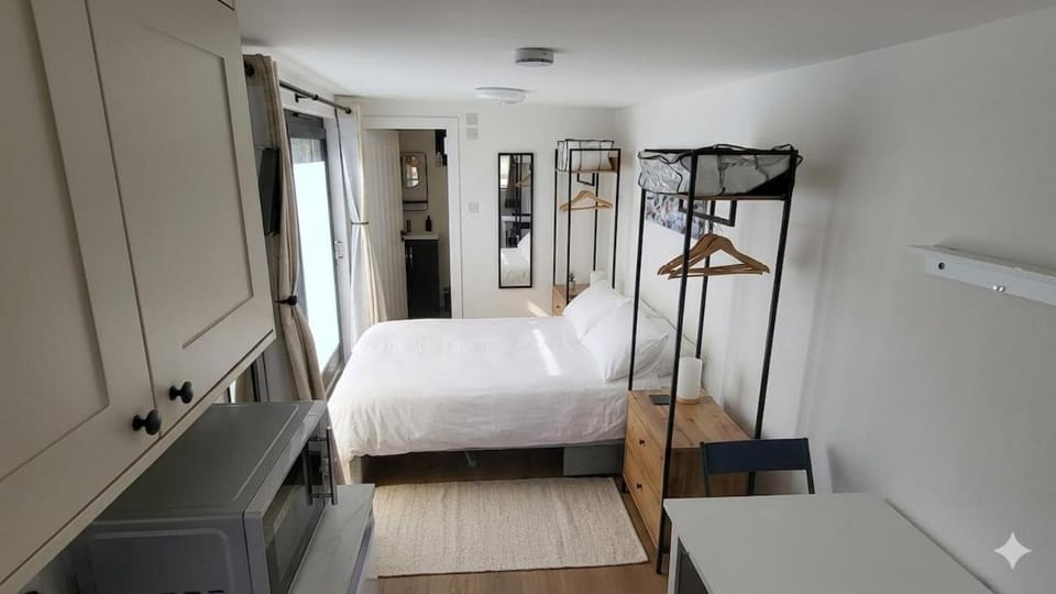 Bed, Dining area, Bedroom, wardrobe