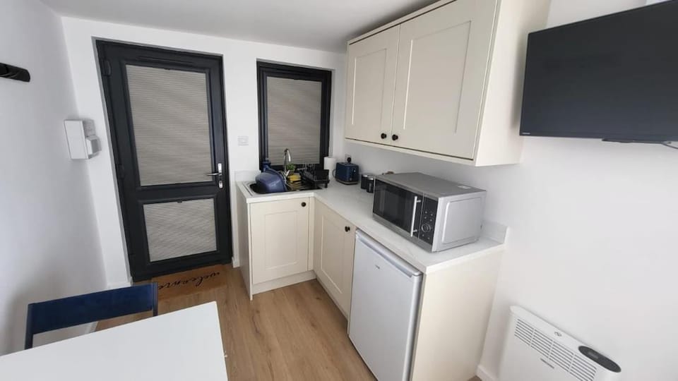 Kitchen or kitchenette, microwave, toaster, toaster, kitchen, kitchen