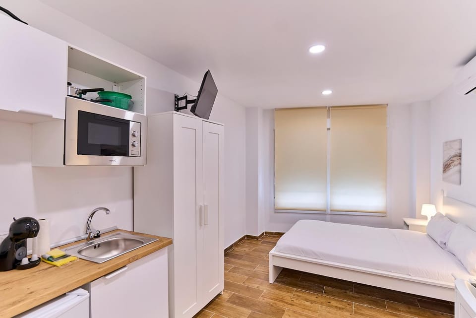Coffee/tea facilities, Photo of the whole room, microwave, wardrobe, air conditioner