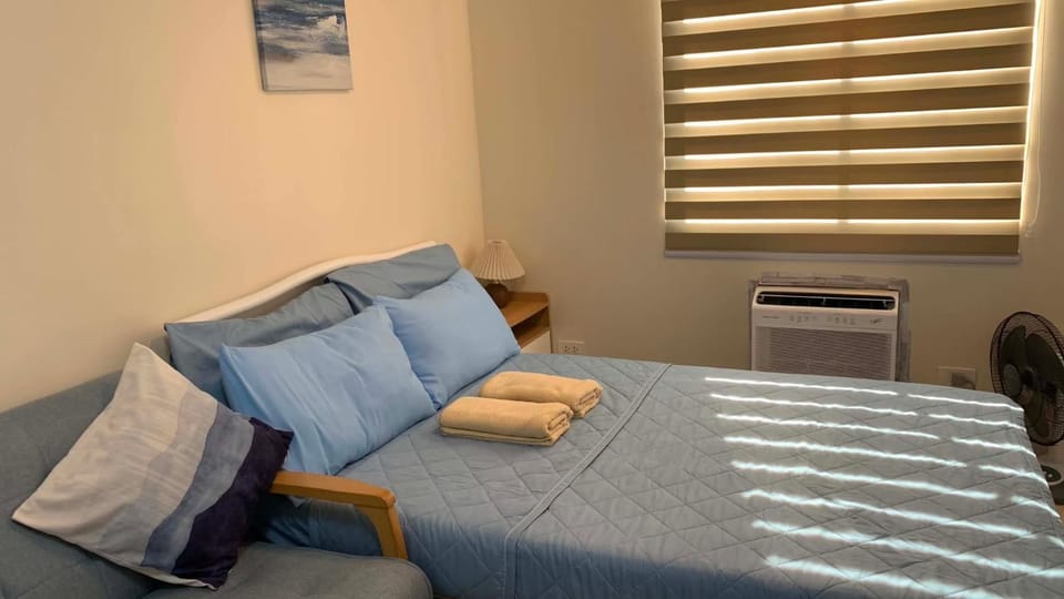 Bed, Bedroom, towels, air conditioner