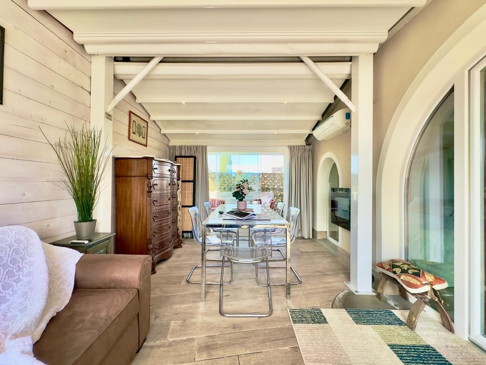 Day, Living room, Seating area