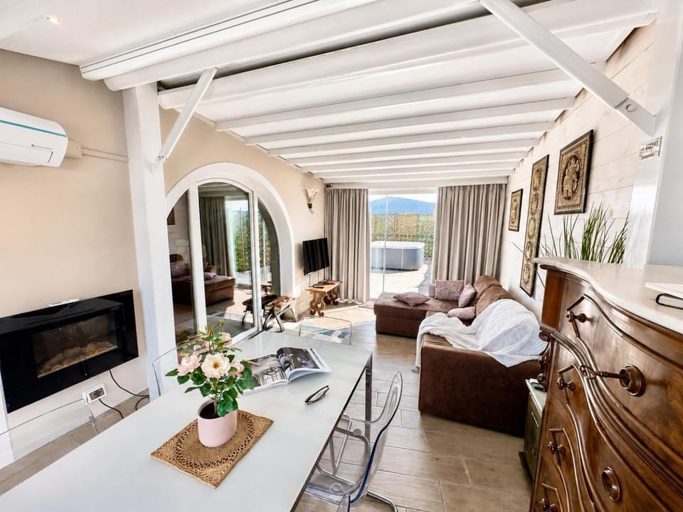 TV and multimedia, Living room, Dining area, Evening entertainment, air conditioner