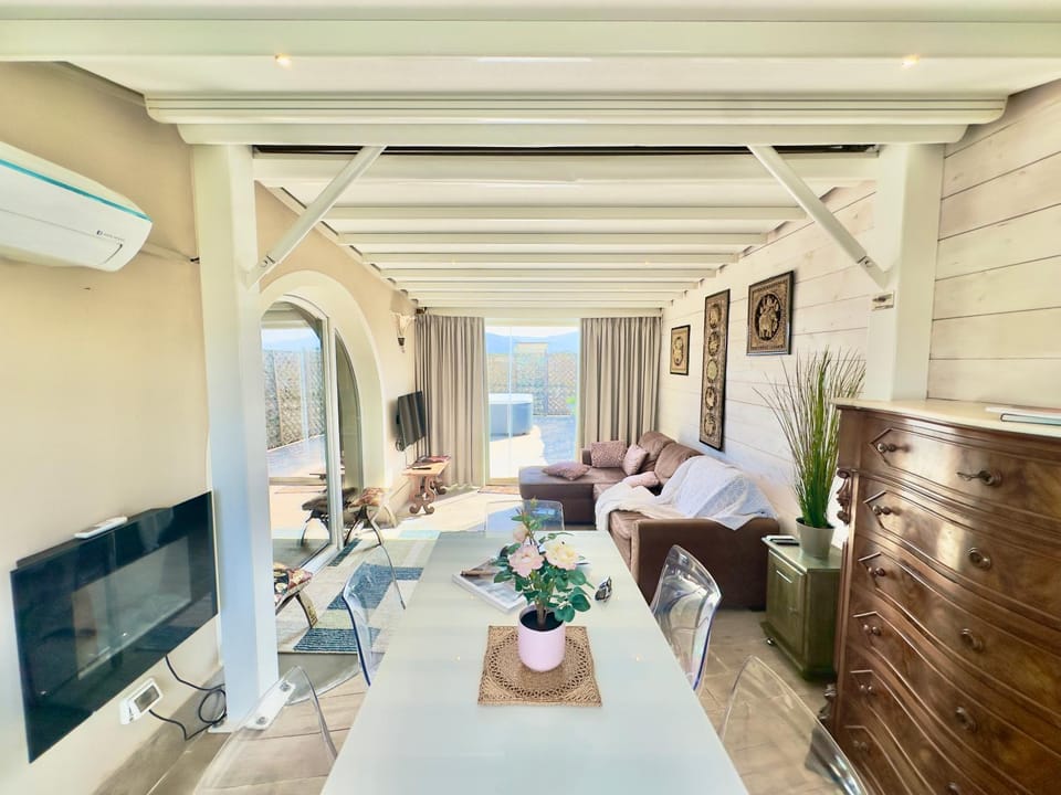 Day, Living room, Seating area