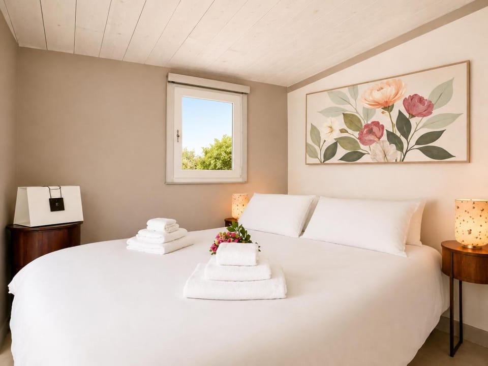 Bed, Photo of the whole room, Bedroom, towels