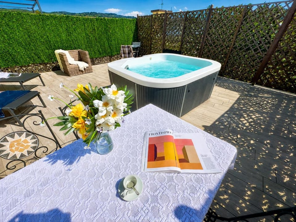 Hot Tub, Dining area