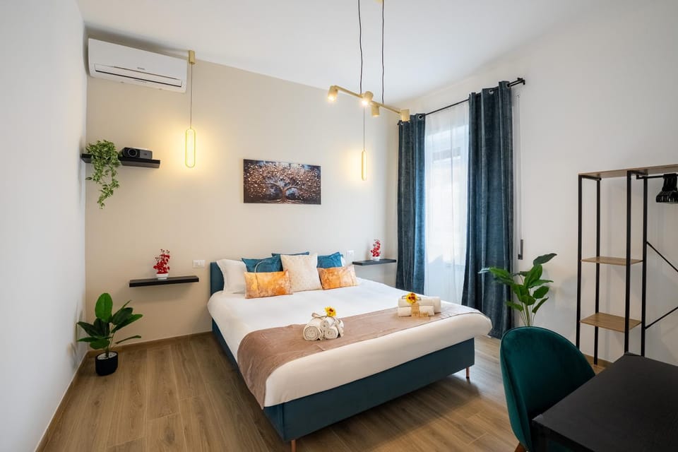 Bed, TV and multimedia, Photo of the whole room, Bedroom, towels, air conditioner
