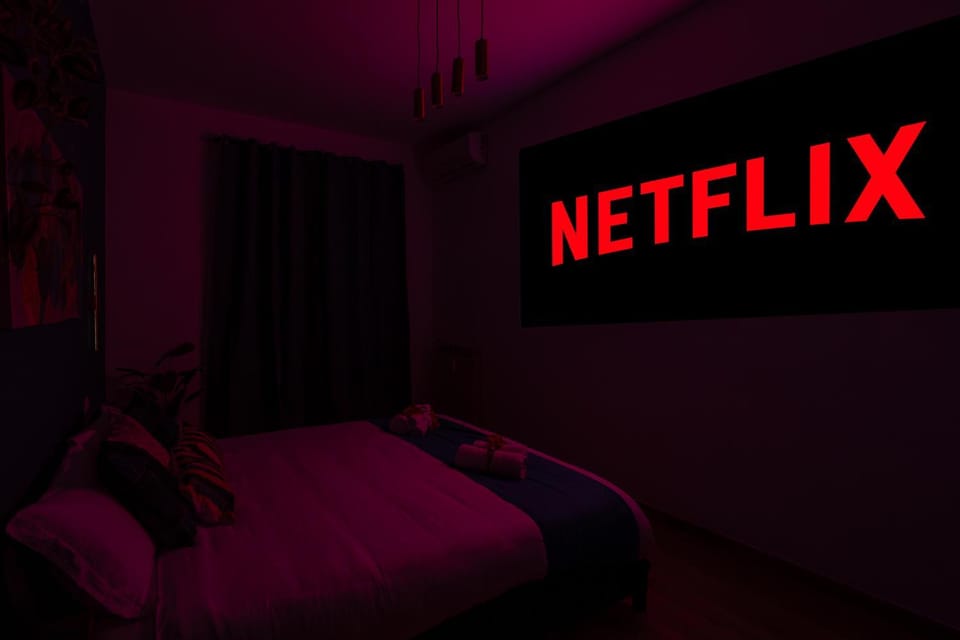 Bed, TV and multimedia, Photo of the whole room, Bedroom, Text overlay