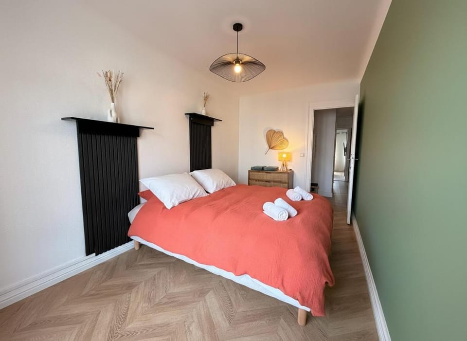 Bed, Night, Photo of the whole room, Bedroom