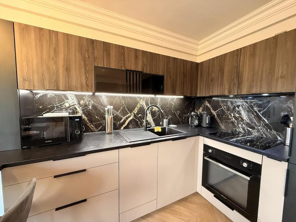 Coffee/tea facilities, Kitchen or kitchenette, dishwasher, microwave, oven, stove, stove, kitchen, kitchen