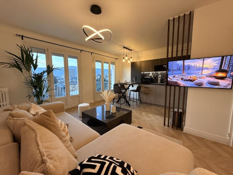 Communal lounge/ TV room, TV and multimedia, Living room, Seating area