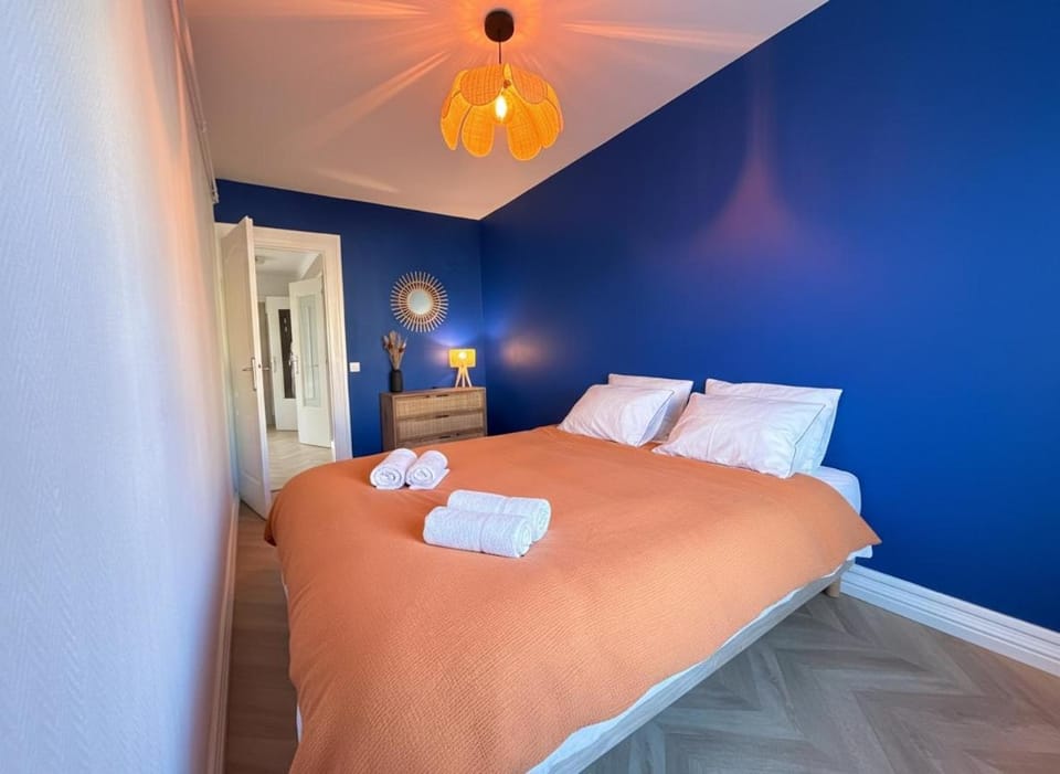 Bed, Night, Photo of the whole room, Bedroom
