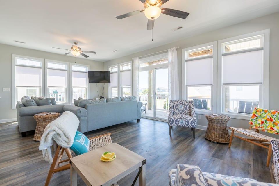 Walk to Beach 4 BR with Hot Tub and Elevator House in Surf City