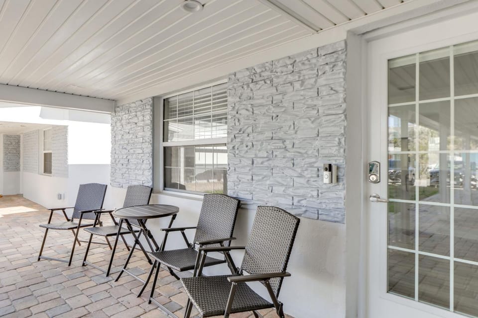 Steps to Sand! Snowbird Retreat in Madeira Beach House in Madeira Beach