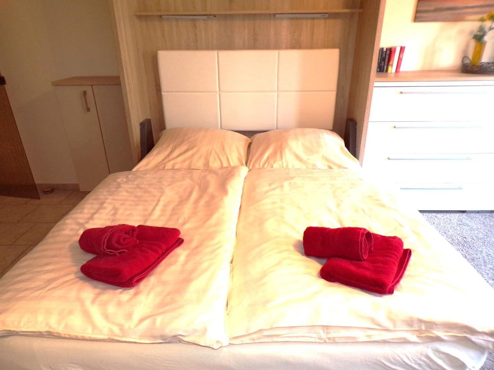 Bedroom, towels