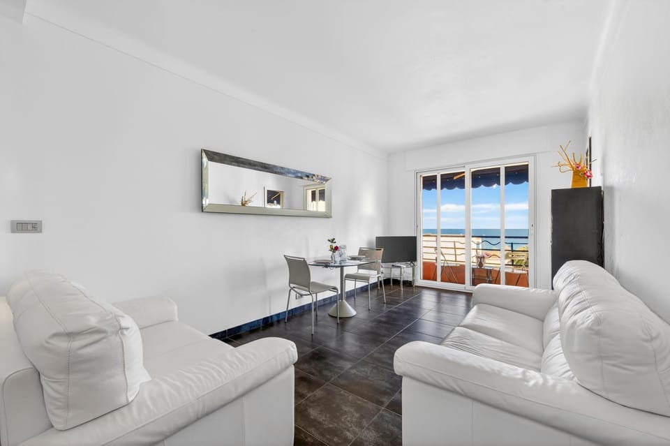 Communal lounge/ TV room, Balcony/Terrace, Living room, Seating area