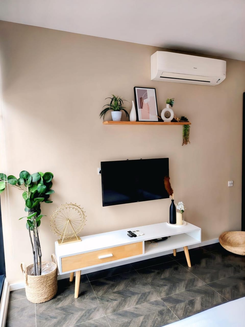 TV and multimedia, Living room, Seating area, air conditioner