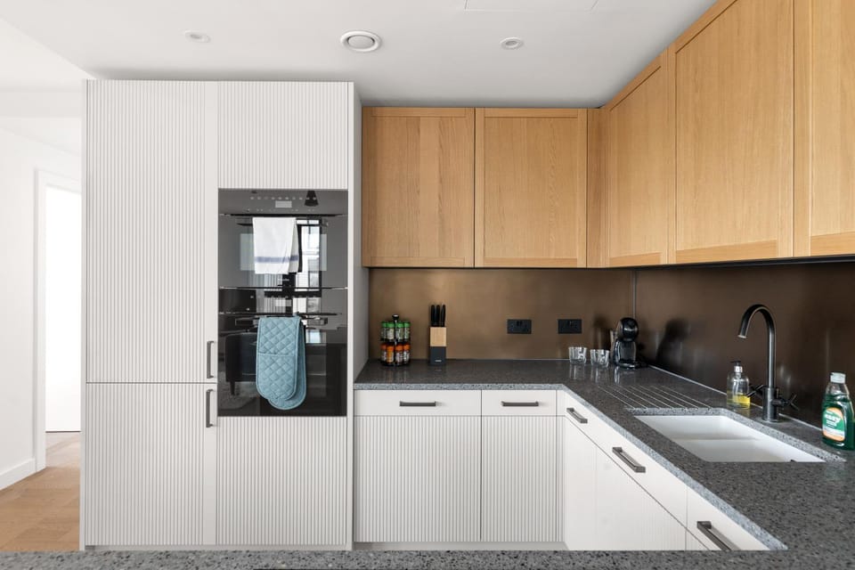 Modern 3BR with Balcony & AC Near Tower Bridge Apartment in London Borough of Southwark
