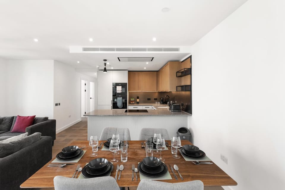 Modern 3BR with Balcony & AC Near Tower Bridge Apartment in London Borough of Southwark