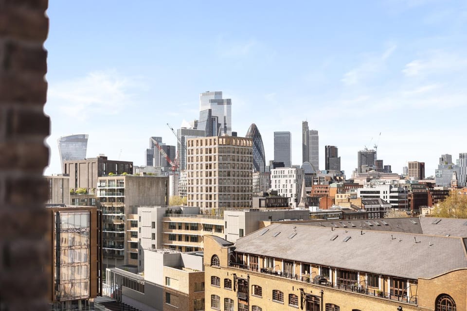 Modern 3BR with Balcony & AC Near Tower Bridge Apartment in London Borough of Southwark