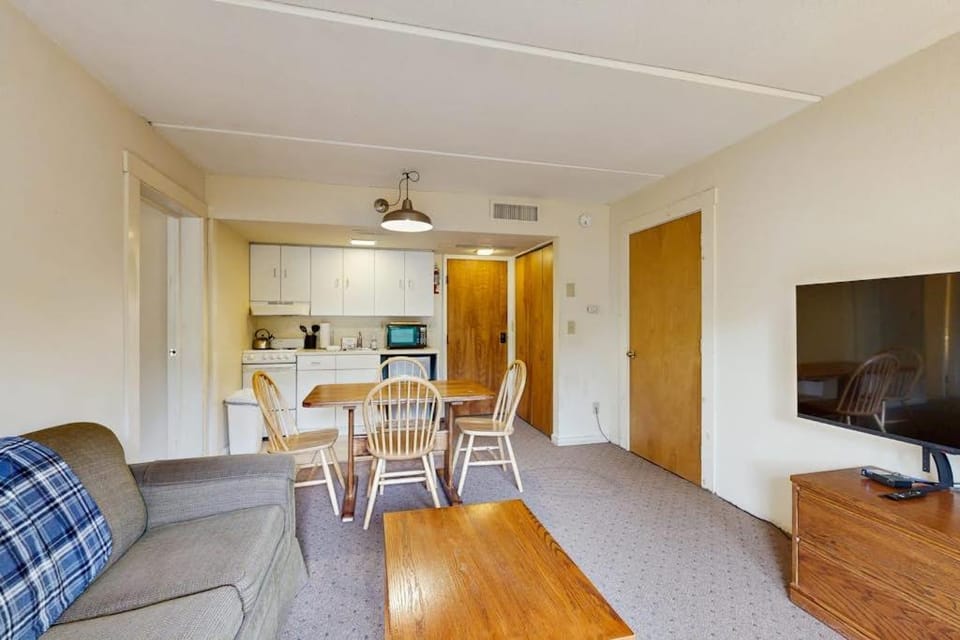 Seasons 304 Apartment in Warren