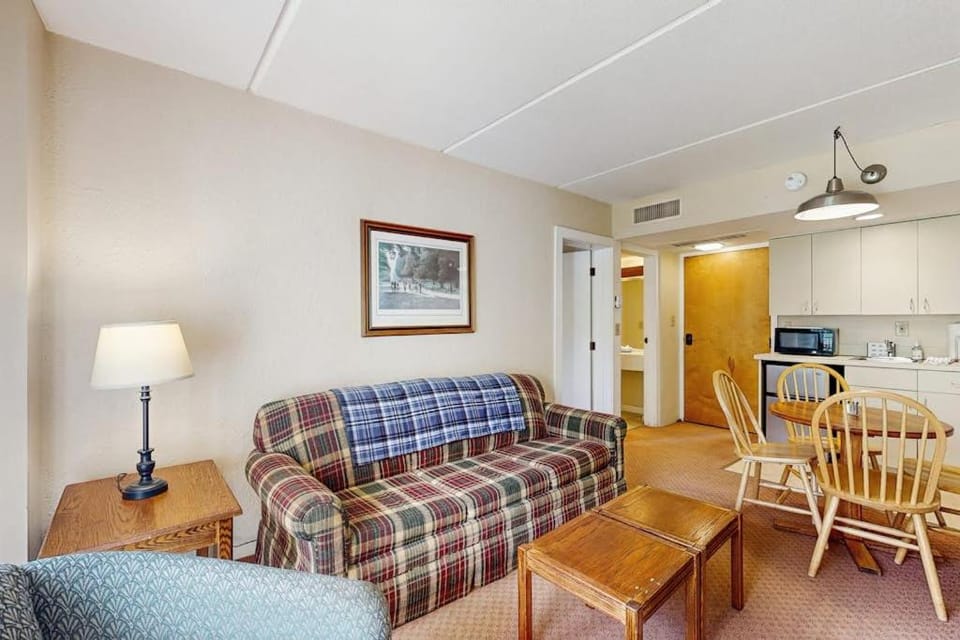 Seasons 200 Apartment in Warren