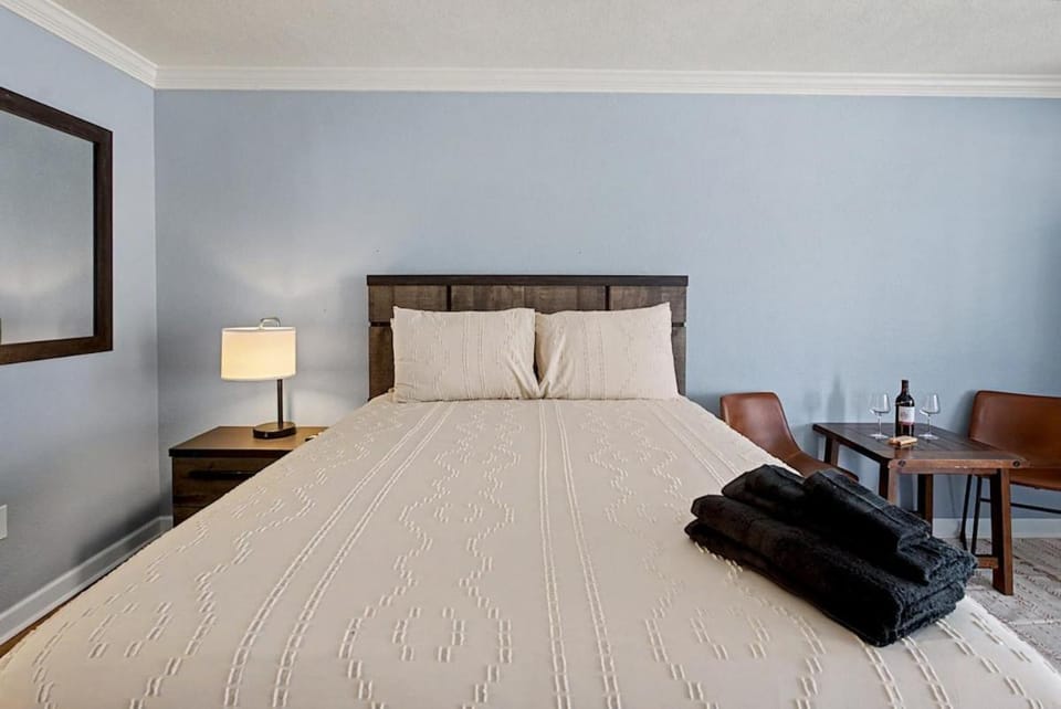 Bed, Seating area, Bedroom