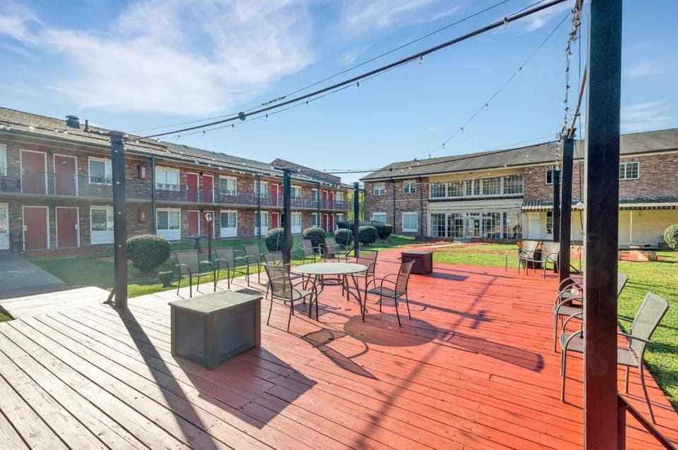 Property building, Patio, Balcony/Terrace, Location