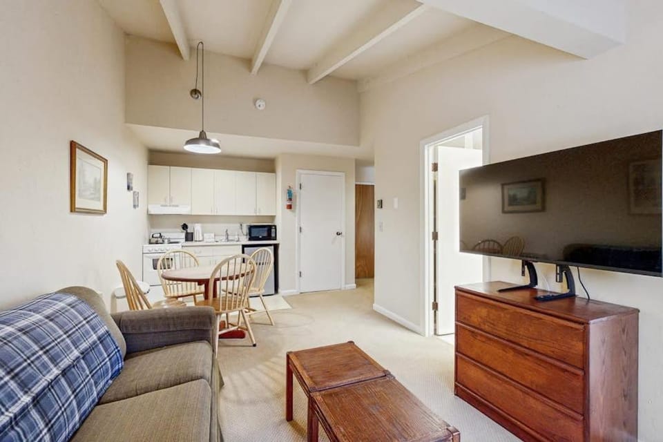 Seasons 307 Apartment in Warren