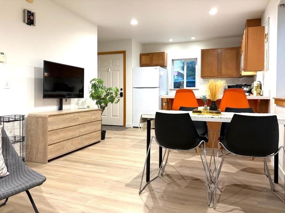 Cozy 2BR City Stay- 2-Min Walk to Light Rail Apartment in Seattle